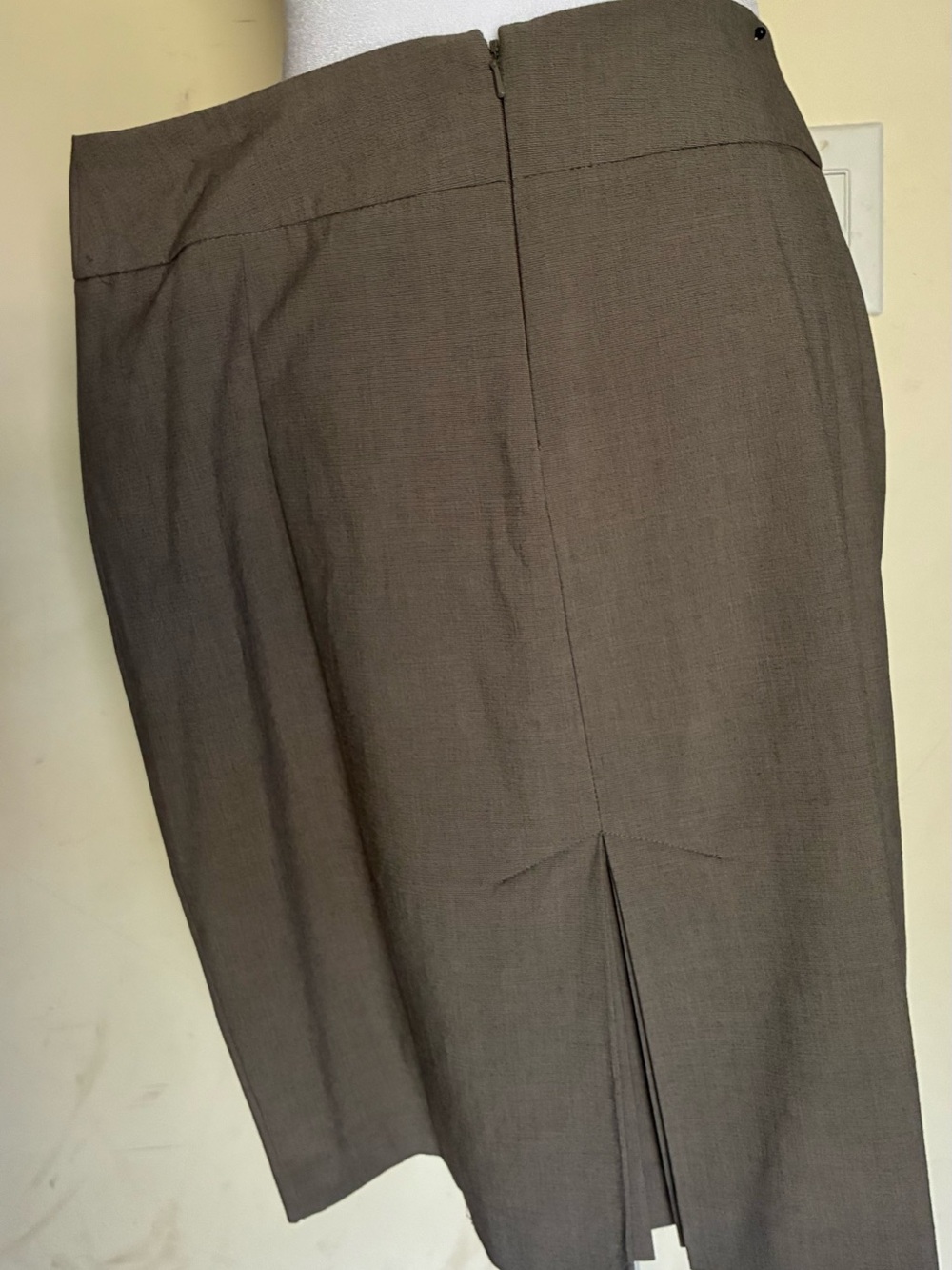 New York & Company Brown Stretch Knee Length Pencil Skirt Rear Vent Sz 10 - Picture 2 of 4